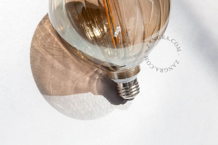 Żarówka LED FILAMENT ,linie, przydymiona  - Zangra