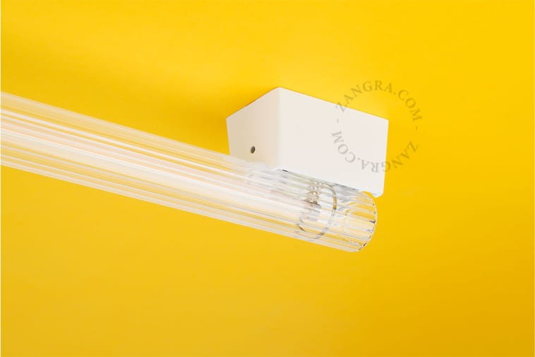 Bílý kovový držák lampy CHARLINE se zářivkou, průhledné žebrované sklo, 100 cm - Zangra