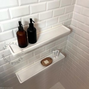 biała porcelanowa półka łazienkowa- biała